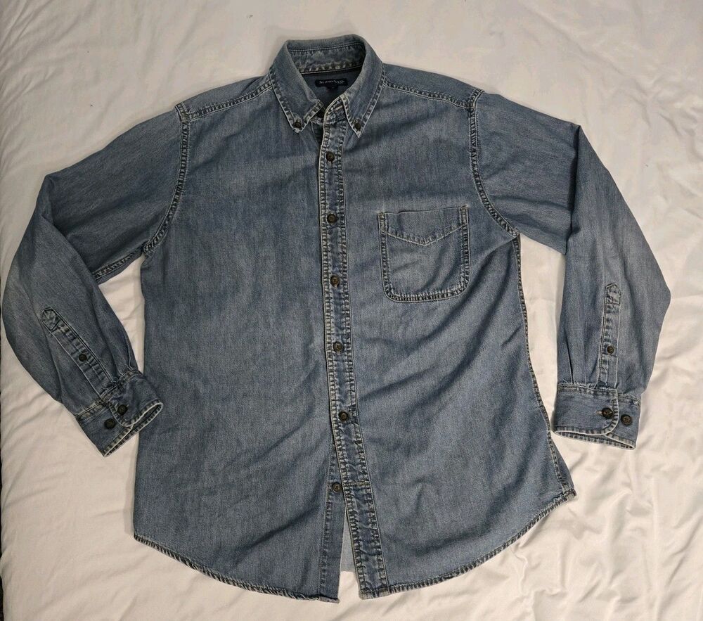 St. Johns Bay Men’s Blue Denim Long Sleeve Button Up Shirt Vintage 1990s size M